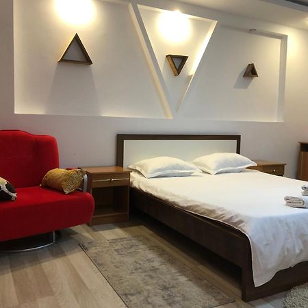 Charming And Intimate Getaway In Bucharest - Near Unirii Square Appartement Buitenkant foto